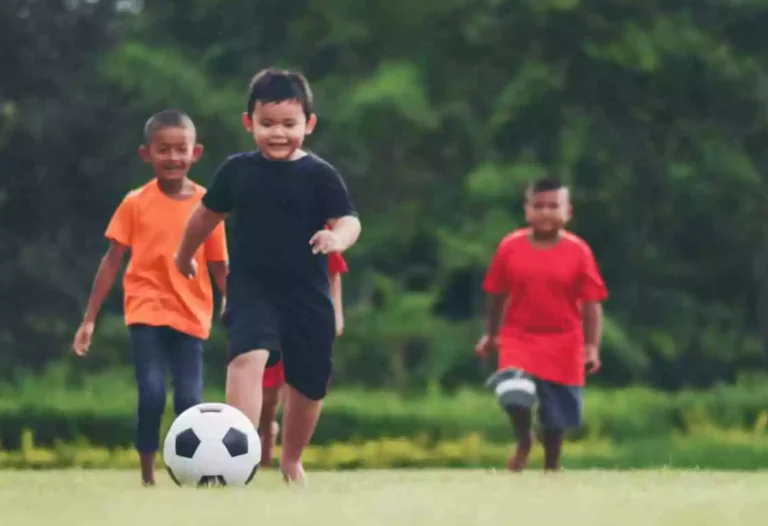 Anak dengan ADHD tampak kesulitan fokus dan cenderung aktif berlebihan di kelas.