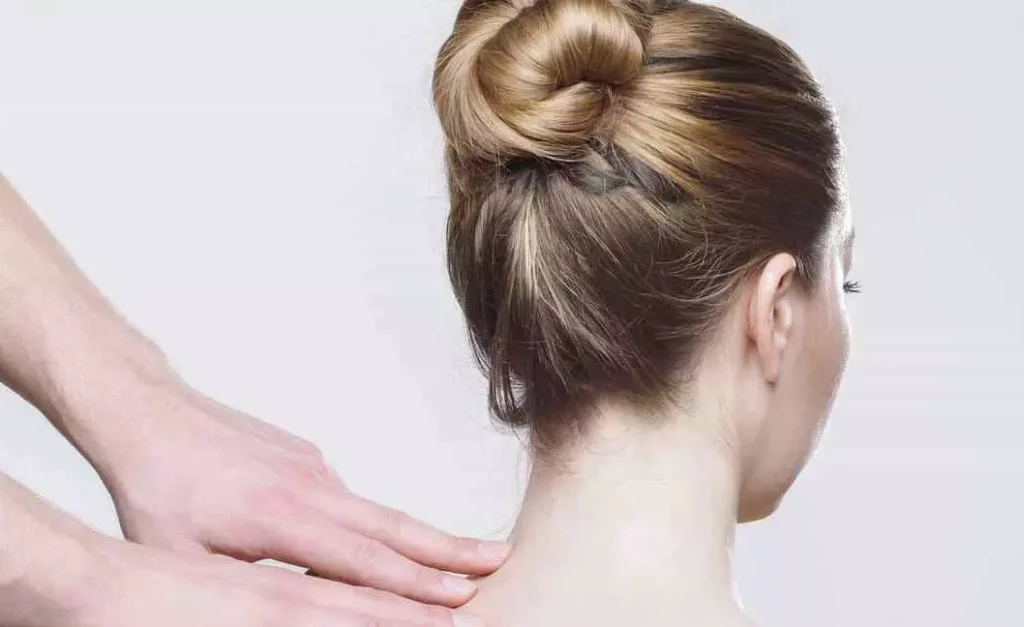 Sesi terapi komunikasi untuk pasien Parkinson bersama terapis profesional