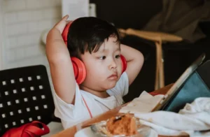 Gambar seorang anak laki-laki sedang memainkan hp