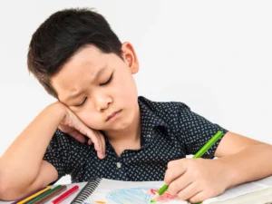 Gambar seorang anak sedang memikir dan menulis