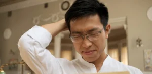 Gambar seseorang pria sedang pusing
