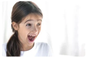 Seorang anak kecil sedang tertawa