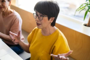 Gambar seorang ibu sedang berbicara