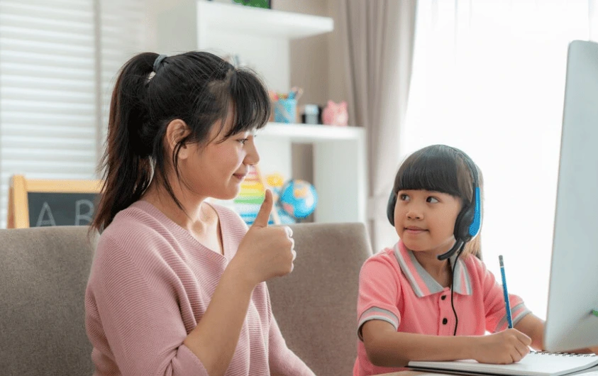 Ibu sedang berbicara dengan anaknya di rumah dengan penuh perhatian.