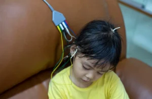 Gambar seorang anak kecil sedang bermain HP