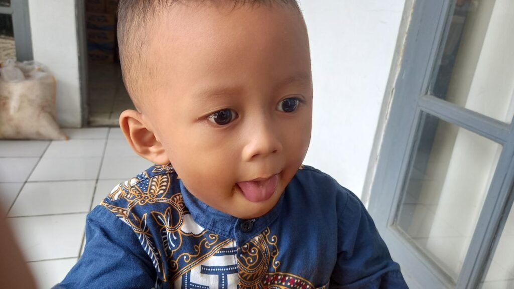 Gambar anak sedang main lidah