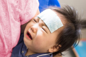 Anak kecil, demam, menangis, dan kompres dingin yang bisa membantu dalam optimasi gambar untuk pencarian terkait kesehatan anak dan penanganan demam.