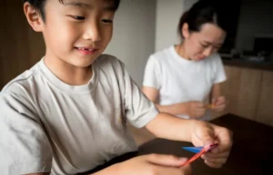 Gambar seorang anak laki-laki sedang bersama ibunya