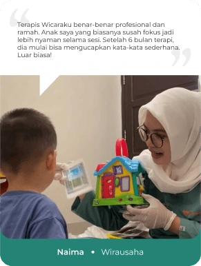 Terapis mendampingi anak Ibu Naima dalam sesi terapi wicara untuk meningkatkan kemampuan komunikasi.