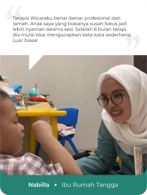 Seorang terapis membantu anak Ibu Nabilla dengan layanan terapi wicara untuk meningkatkan kemampuan berbicara.