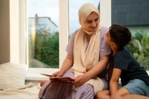 Gambar seorang ibu sedang membaca untuk anaknya