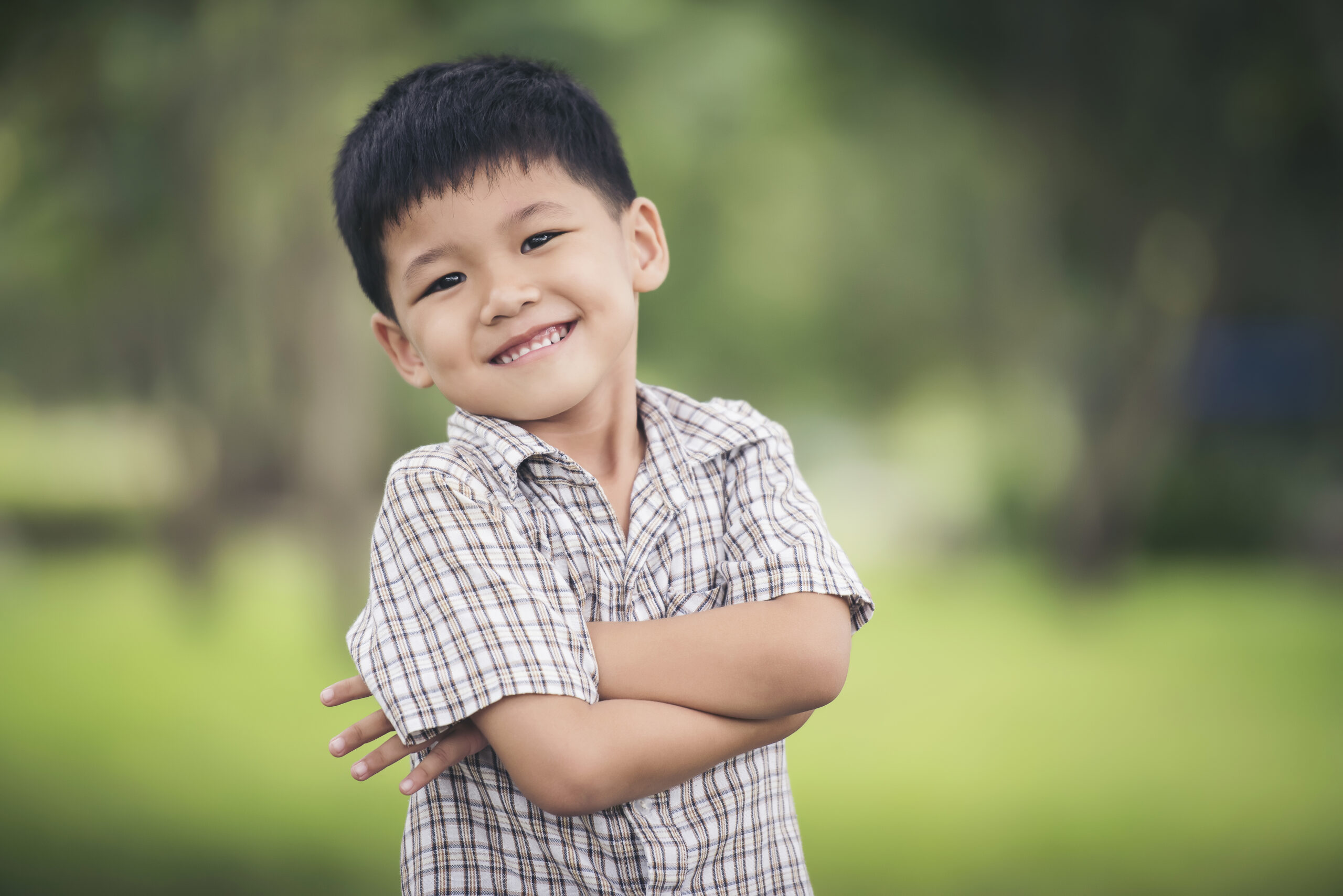 Gambar seorang anak kecil laki-laki sedang tersenyum