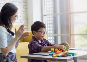 Gambar seorang ibu sedang bermain bersama anak laki-lakinya dengan penuh kehangatan - Wicaraku