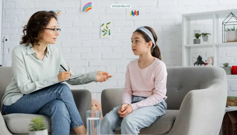Seorang terapis sedang berbicara dengan anak speech delay